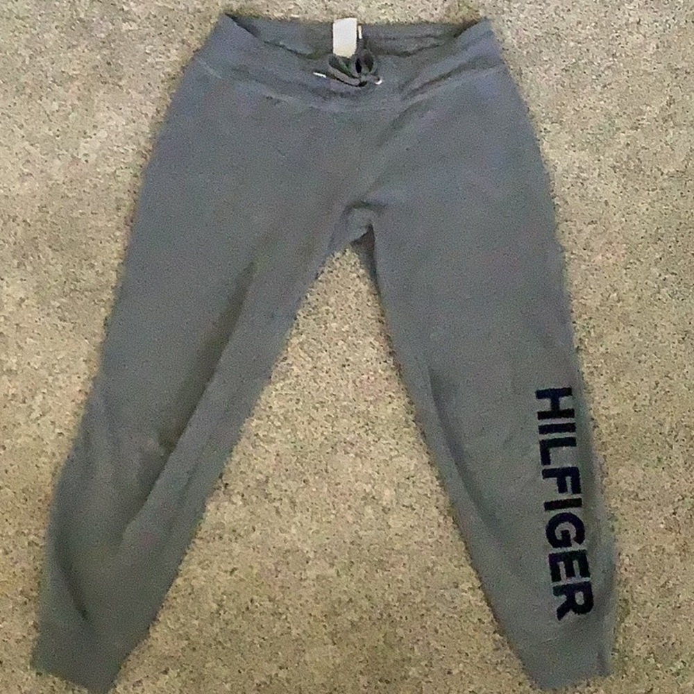Tommy Hilfiger sweatpants M gathered bottom - drawstring. Inseam approx. 26”.